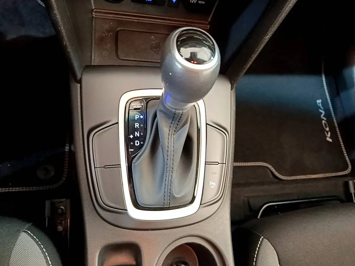 Le levier de vitesses automatique noir de la Hyundai KONA 2020 vu de dessus avec tapis de sol marqué KONA.
