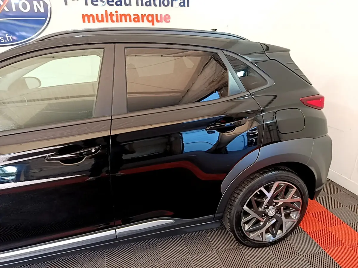 Vue latérale droite du Hyundai Kona noir 2020 avec jantes alliage et poignées de porte intégrées.