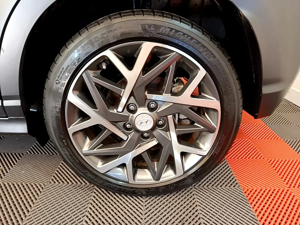 Gros plan sur la roue avant gauche noire du Hyundai Kona 1.6 GDi Hybrid avec jante alliage au design géométrique.