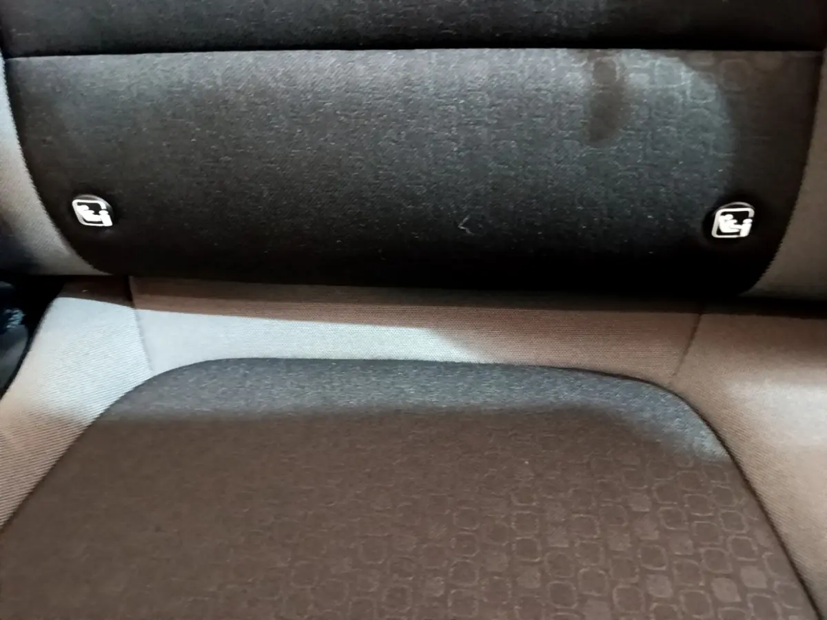 Détail de la banquette arrière grise et noire du Hyundai Kona 2020 avec fixations Isofix visibles.
