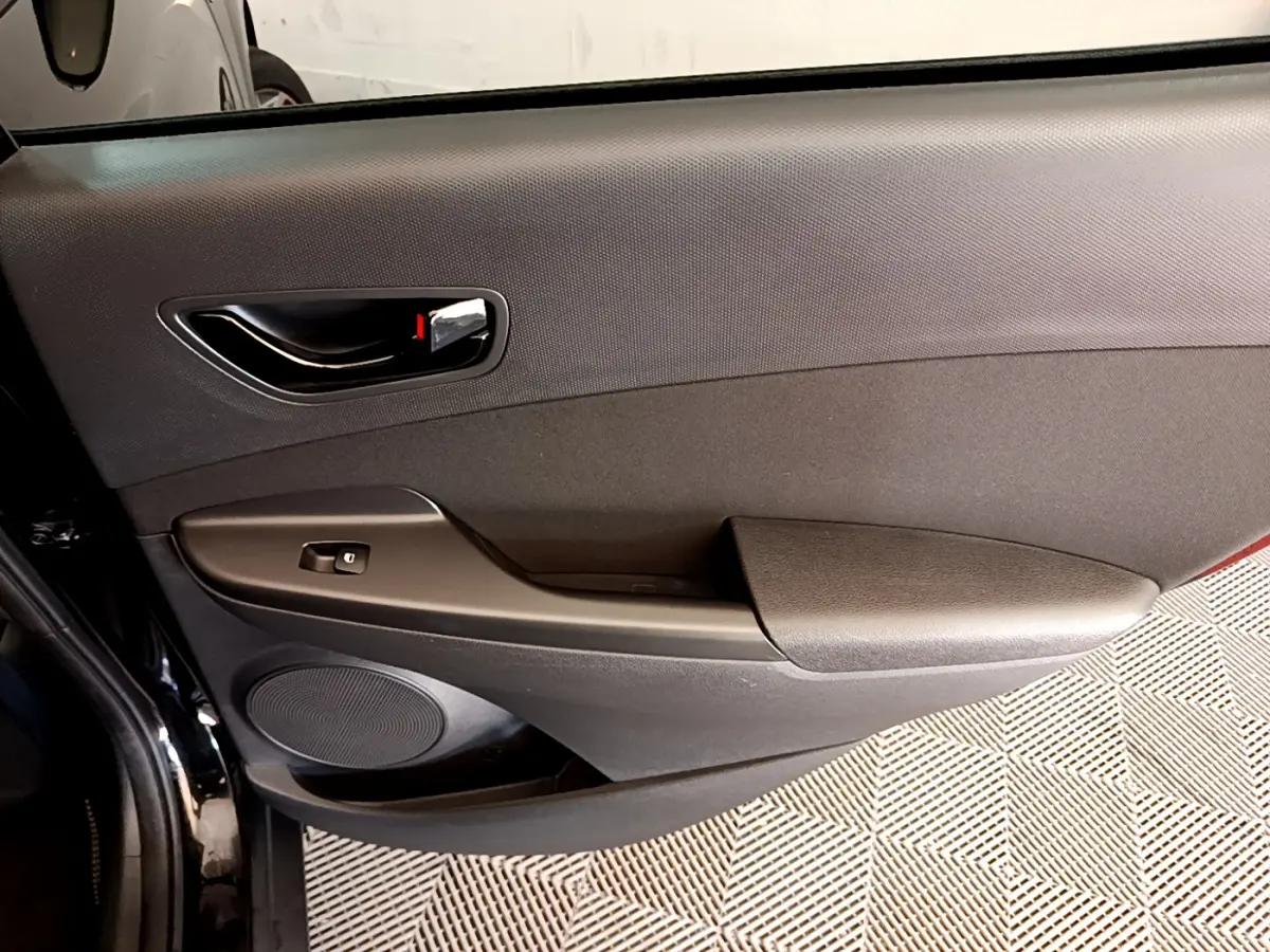 Panneau de porte intérieur côté gauche noir du Hyundai Kona 1.6 GDi Hybrid DCT-6 Creative 2020 avec poignée et commande de vitre.