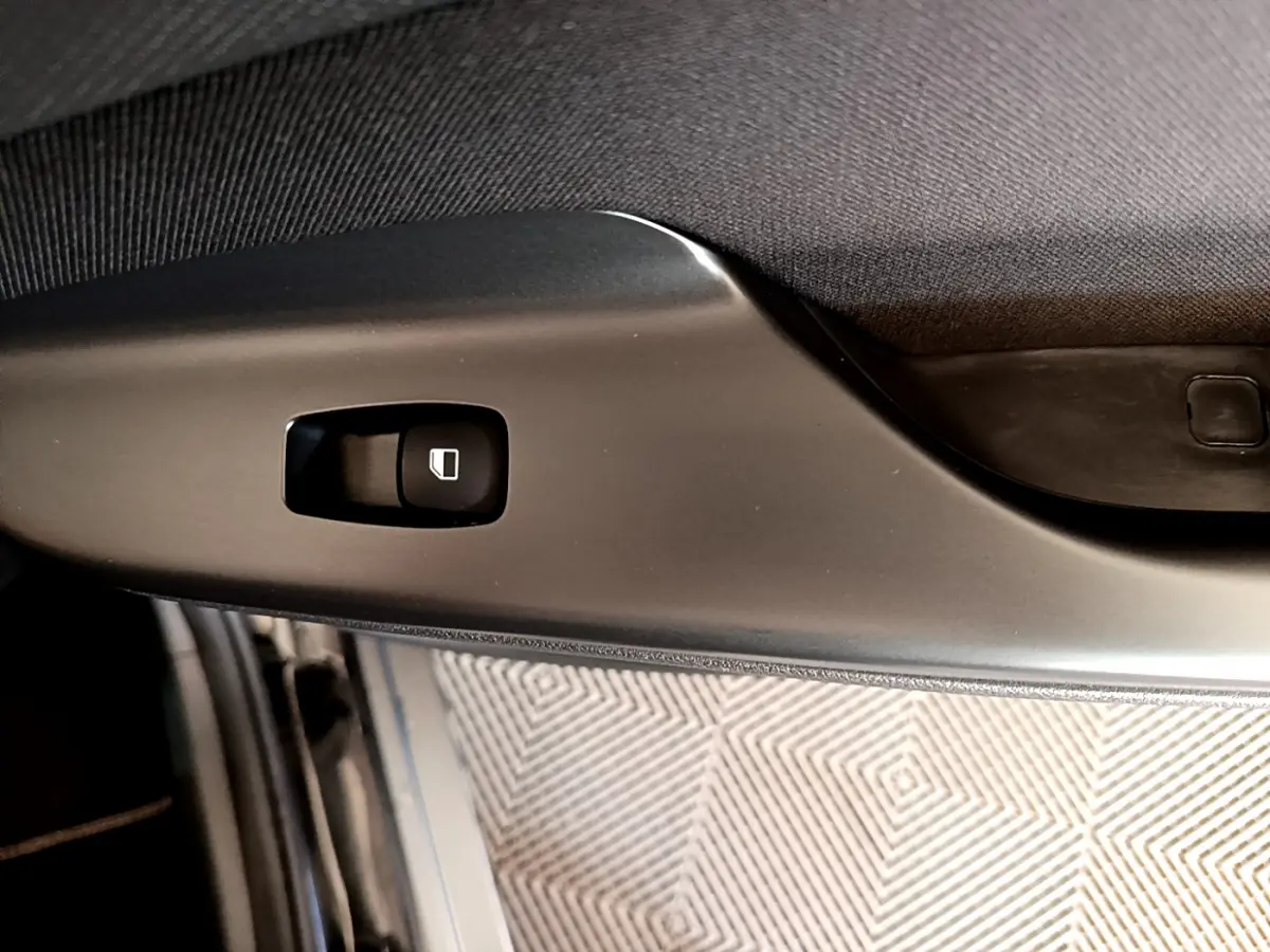 Bouton de commande de lève-vitre sur la porte intérieure côté conducteur d'une Hyundai Kona noire 2020.
