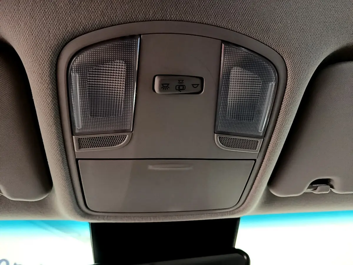 Plafonnier intérieur avec commandes d'éclairage et micro, vue en contre-plongée dans un Hyundai Kona noir 2020.