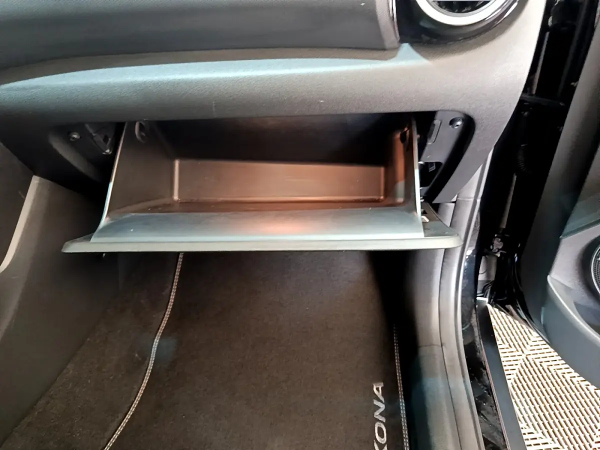 Gant de rangement ouvert côté passager dans l'habitacle noir du Hyundai Kona 1.6 GDi Hybrid 2020.