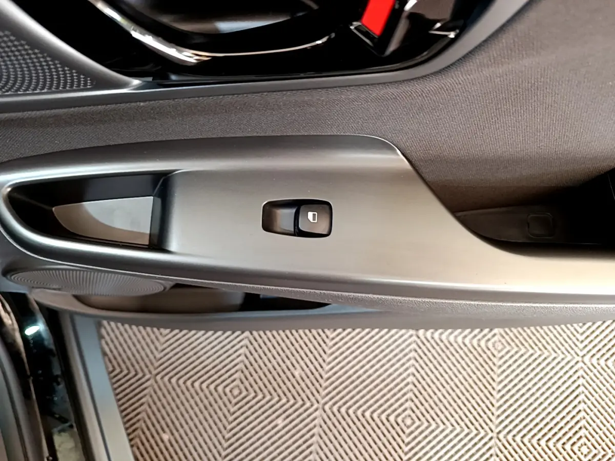 Gros plan sur la commande de verrouillage de porte côté conducteur du Hyundai Kona noir 2020.