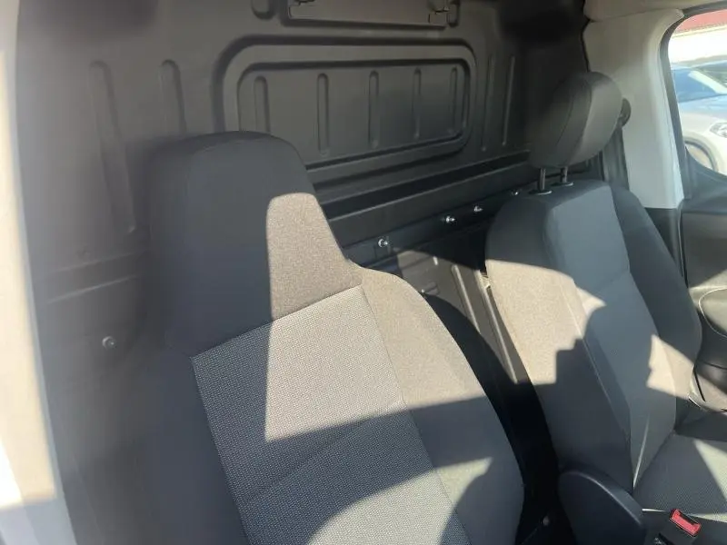 Intérieur du Citroën Berlingo Fourgon 2020 vu côté conducteur, sièges tissu gris Mica et cloison pleine noire.