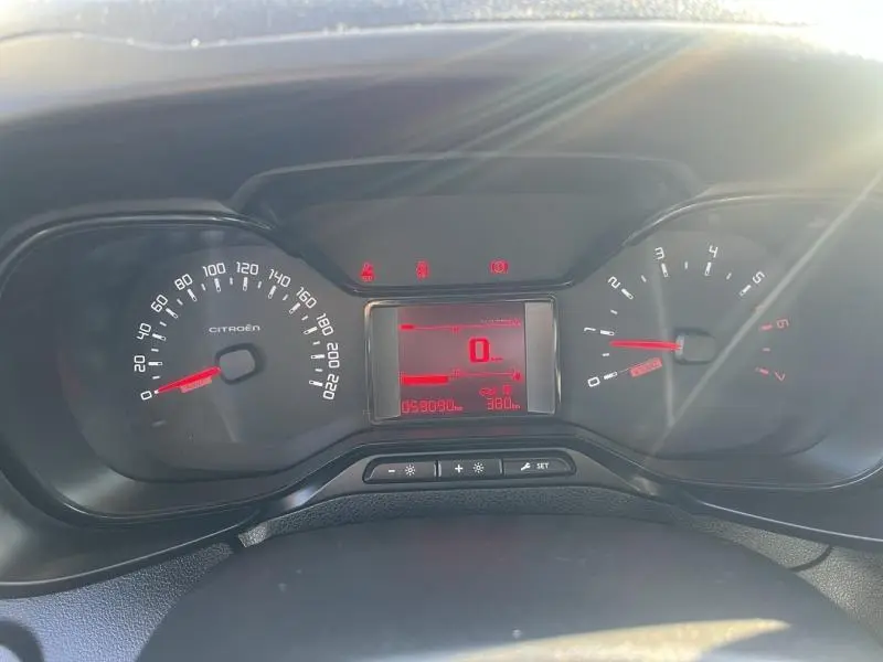 Tableau de bord du Citroën Berlingo 2020 avec compteur digital rouge et affichage kilométrique à 59090 km.