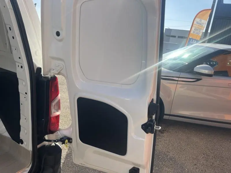 Porte arrière droite ouverte du Citroën Berlingo Fourgon blanc Banquise, montrant l'intérieur de la porte et le feu arrière.