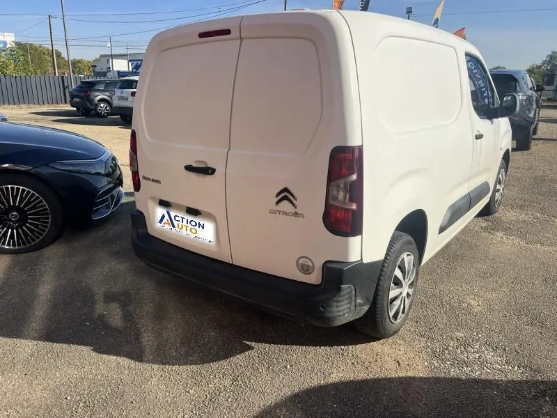 Vue 3/4 arrière droite d'un Citroën Berlingo Fourgon blanc Banquise avec portes battantes et jantes tôles.