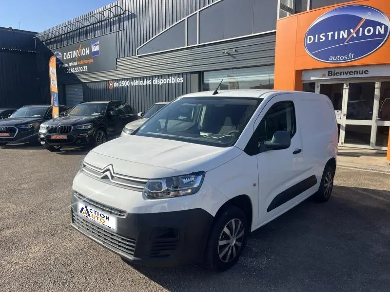 Vue 3/4 avant droite d'un Citroën Berlingo Fourgon blanc Banquise avec pare-chocs noir et jantes tôles grises.