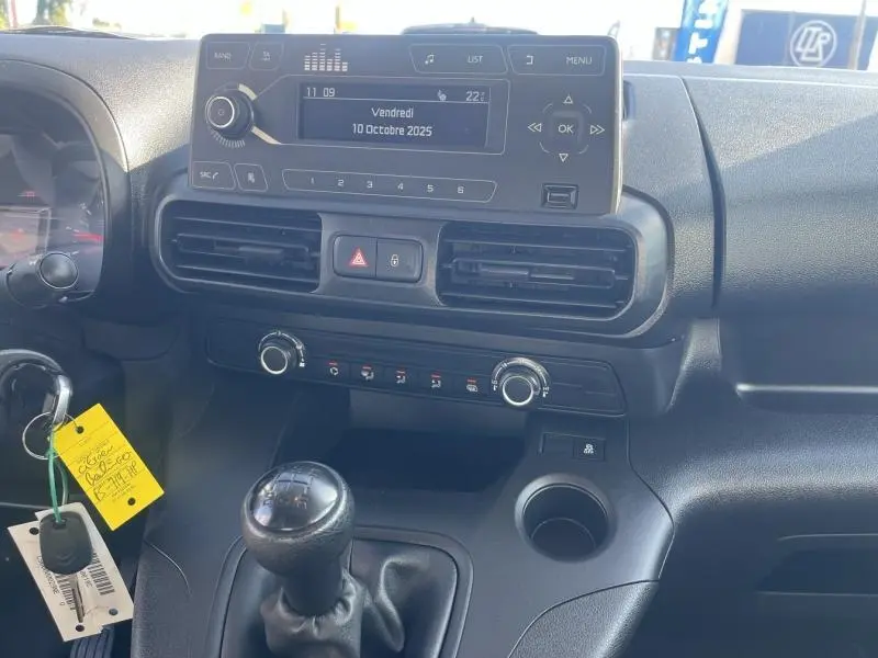 Tableau de bord et console centrale du Citroën Berlingo Fourgon blanc, avec écran multifonction et levier de vitesses manuel.