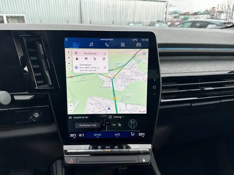 Vue rapprochée de l’écran tactile central du tableau de bord du Renault Austral 2025 avec navigation et commandes climatiques.