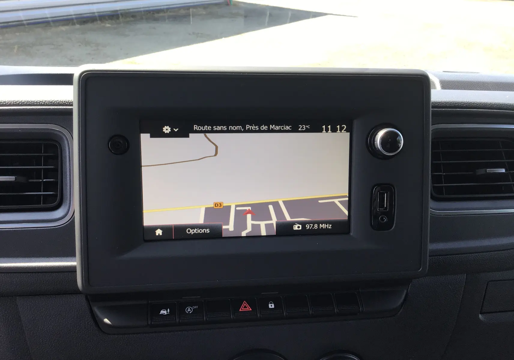 Écran GPS central du Renault Master 2024 gris étoile, vue intérieure frontale avec commandes en dessous visibles.