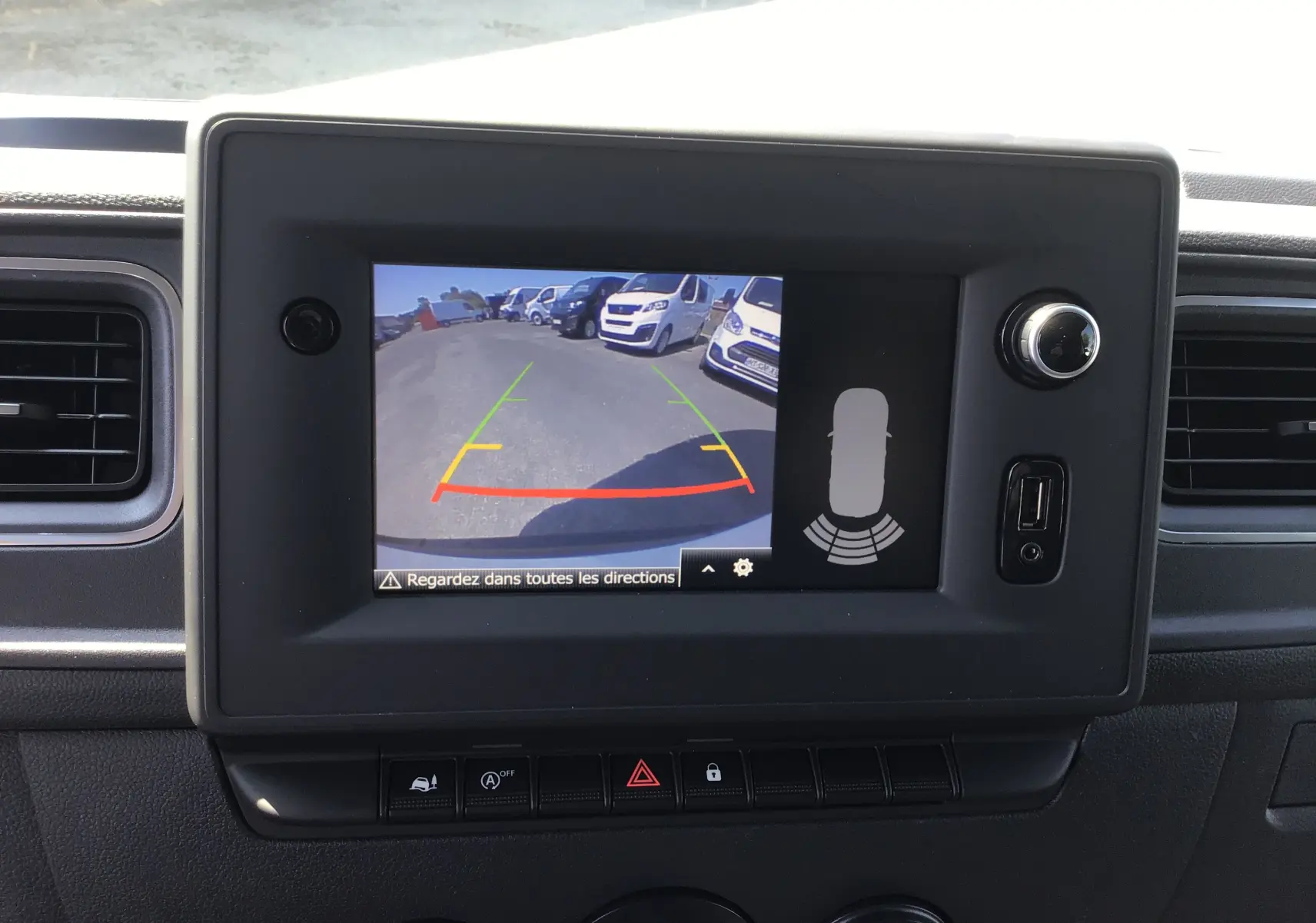 Écran central du Renault Master 2024 gris étoile montrant la caméra de recul avec lignes de guidage colorées.