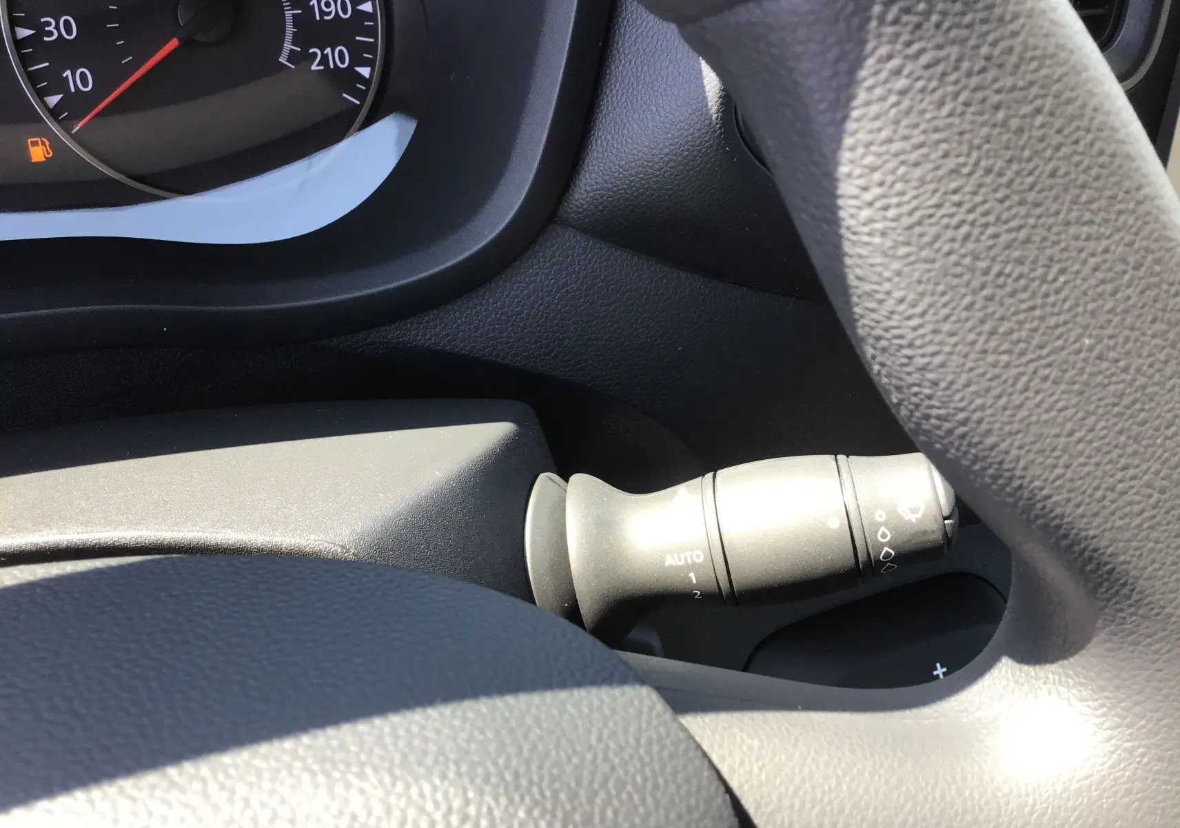 Gros plan sur la commande d'essuie-glace à droite du volant du Renault Master 2024 gris étoile.