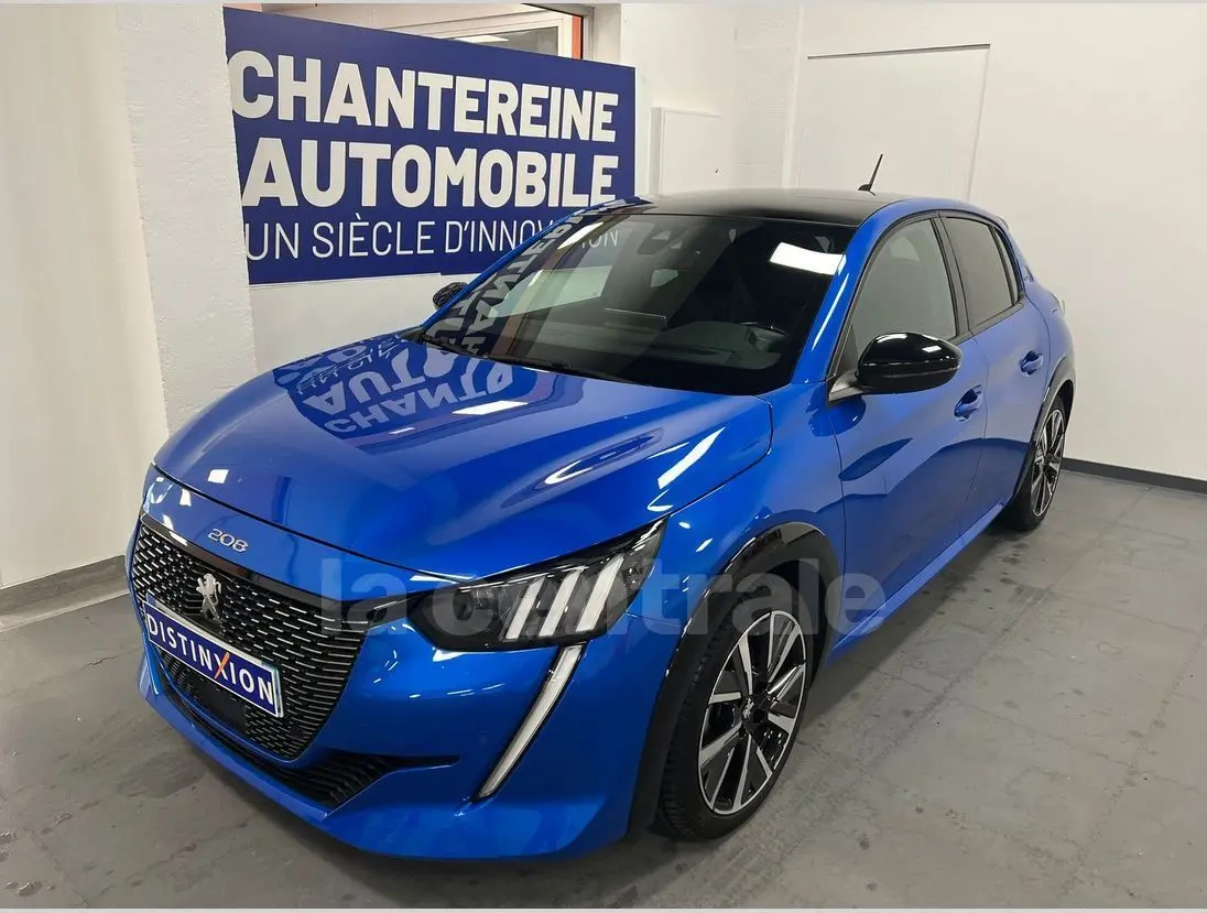 Peugeot 208 bleu en 3/4 avant droit, avec toit noir et signature lumineuse verticale distinctive.