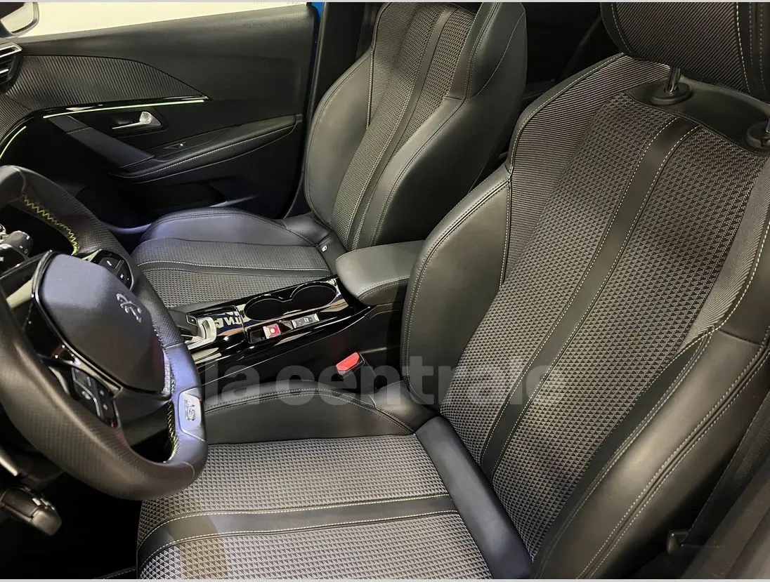 Vue intérieure rapprochée des sièges avant en tissu et cuir noirs de la Peugeot 208 GT Line 2020.