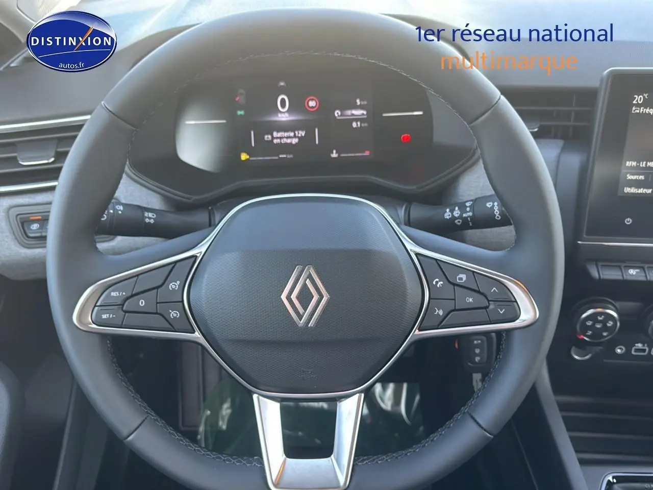 Volant Renault Clio 2025 en cuir noir avec commandes intégrées, tableau de bord numérique et écran tactile central visible.