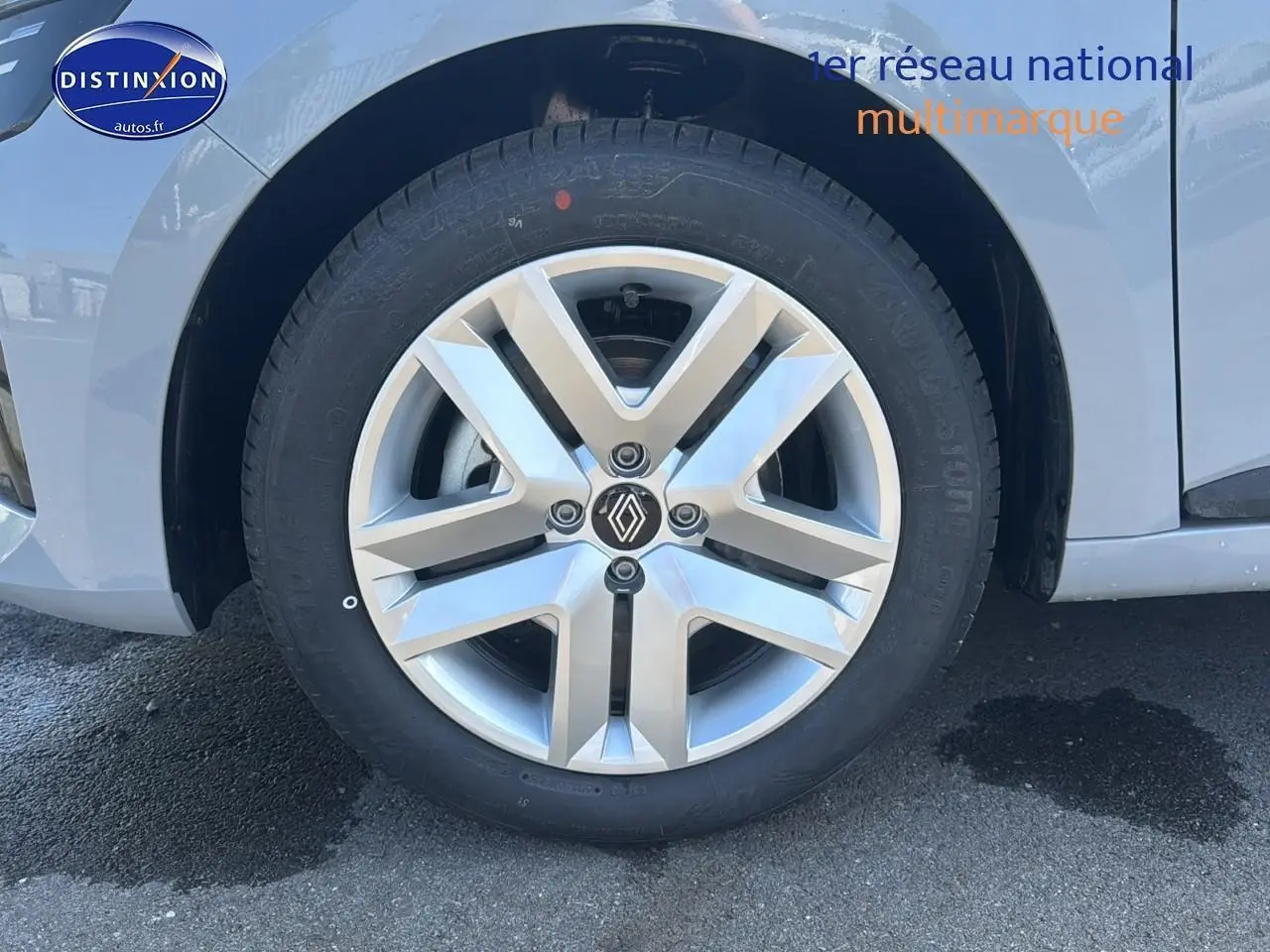 Gros plan sur la roue avant droite de la Renault Clio 1.5 BlueDCi 2025 en gris Rafale avec jante alliage moderne.