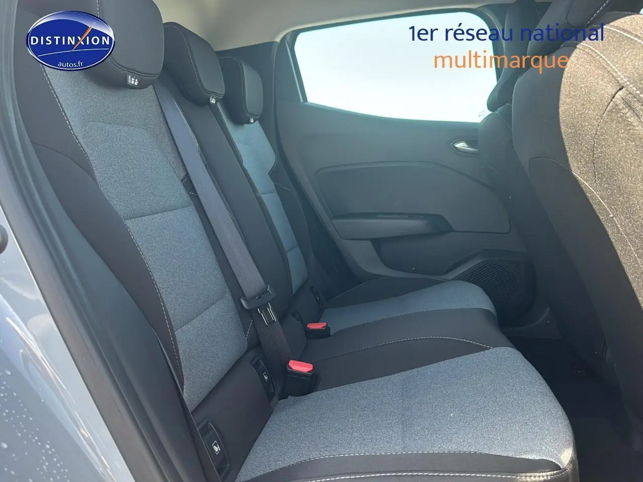 Vue latérale des sièges arrière gris et noirs d'une Renault Clio 1.5 BlueDCi 2025 avec porte ouverte côté gauche.