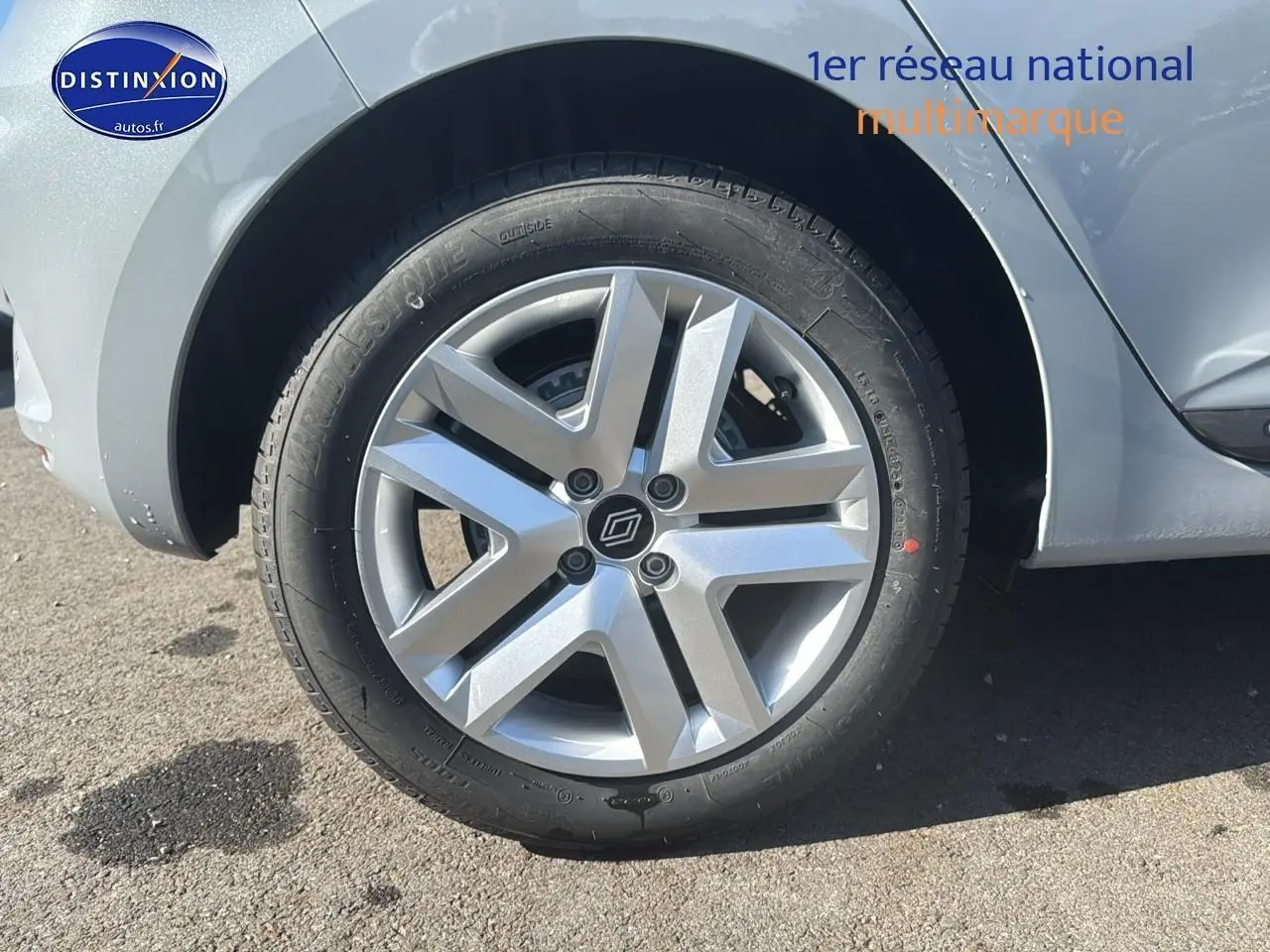 Gros plan sur la roue avant gauche d'une Renault Clio 2025 gris Rafale avec jante alliage moderne.