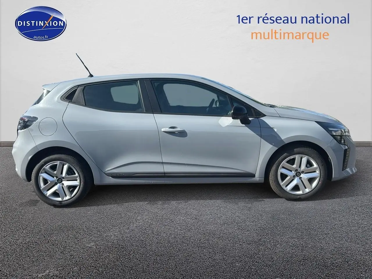 Profil latéral droit d'une Renault Clio 1.5 BlueDCi gris Rafale 2025 avec jantes alliage et lignes épurées.