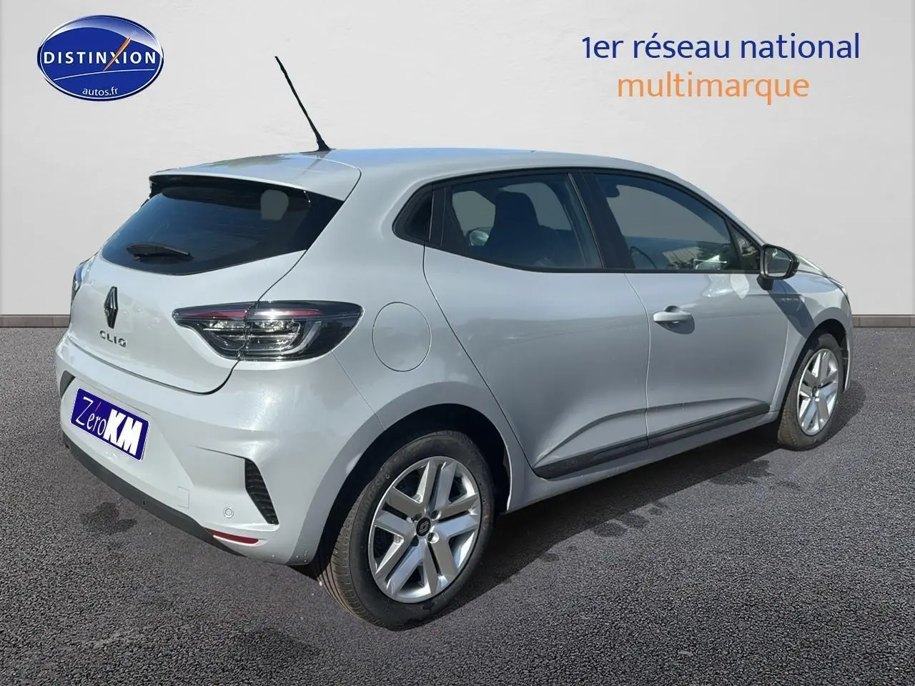 Vue 3/4 arrière droite d'une Renault Clio 2025 gris Rafale avec feux LED et jantes alliage.