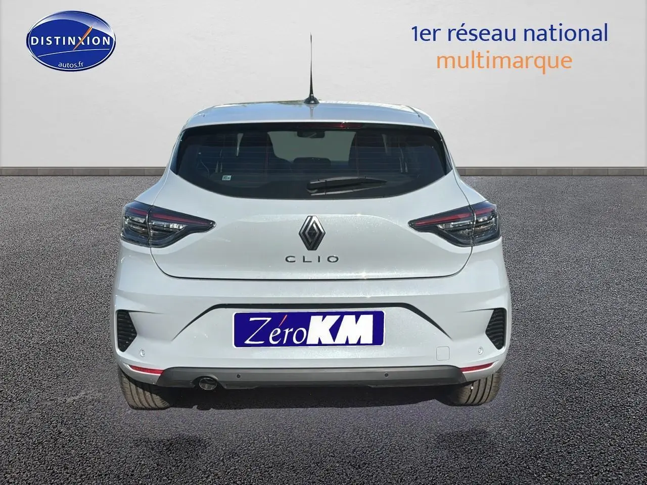 Vue arrière d'une Renault Clio 1.5 BlueDCi gris Rafale avec feux LED et caméra de recul visible.