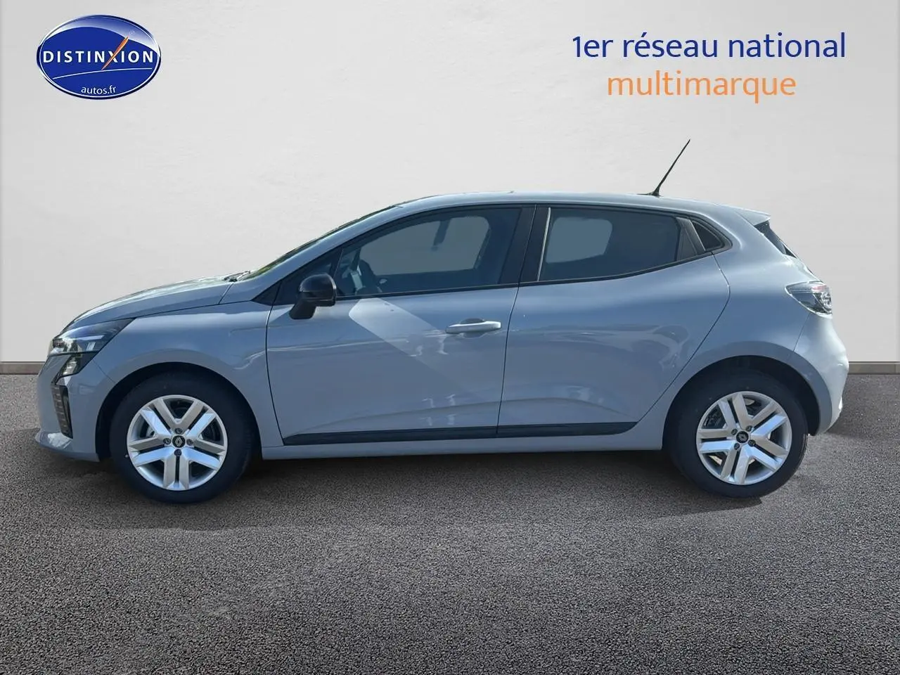 Profil latéral droit d'une Renault Clio 2025 gris Rafale avec jantes alliage et vitres teintées.