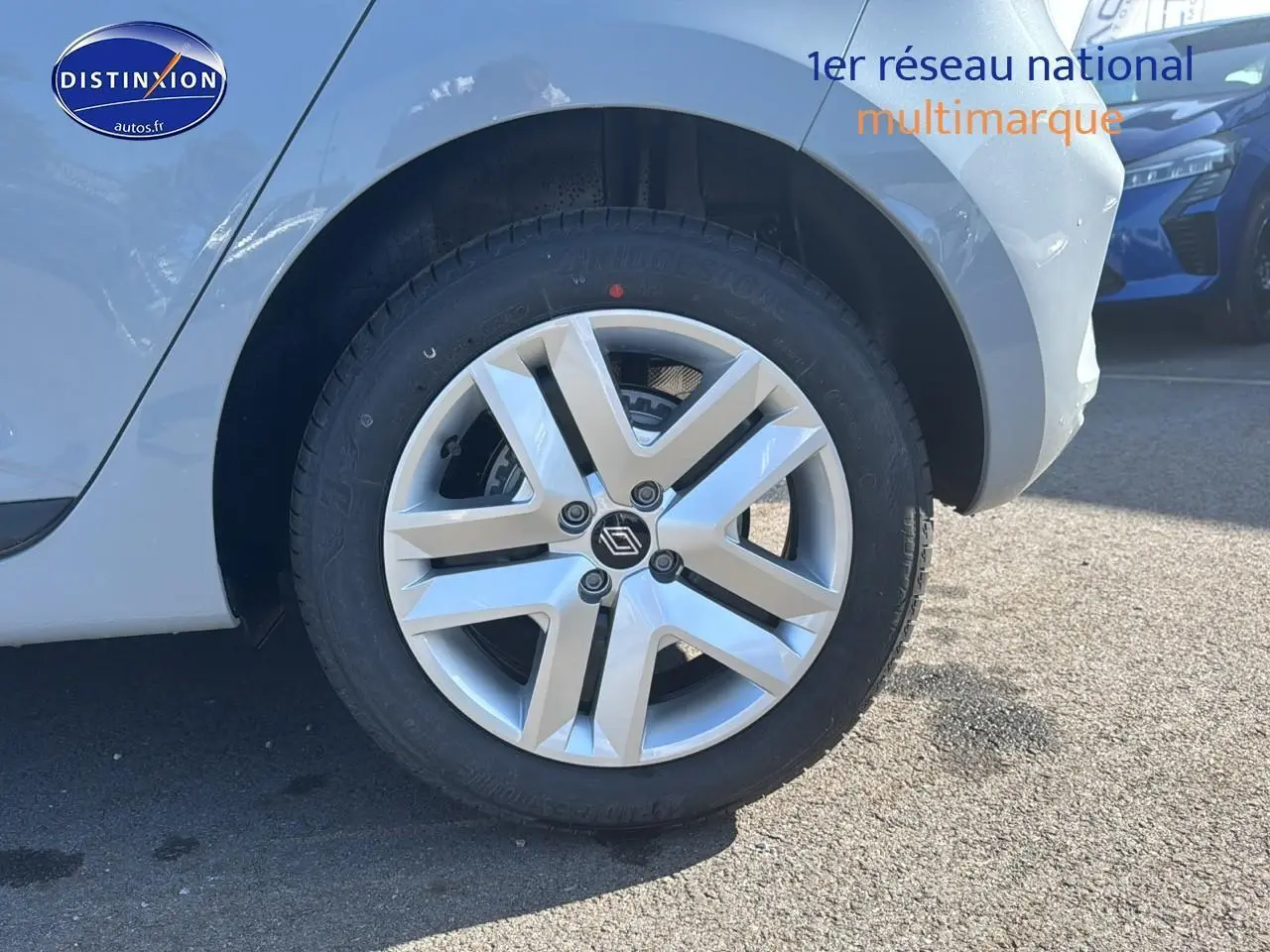 Gros plan sur la roue arrière droite d'une Renault Clio gris Rafale, mettant en valeur la jante alliage moderne.