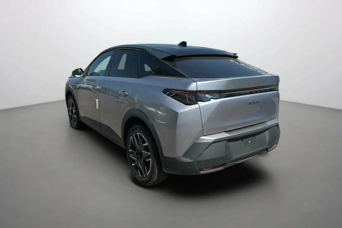 Peugeot 3008 hybride 2025 gris artense avec toit noir, vue 3/4 arrière côté gauche, feux arrière LED distinctifs.