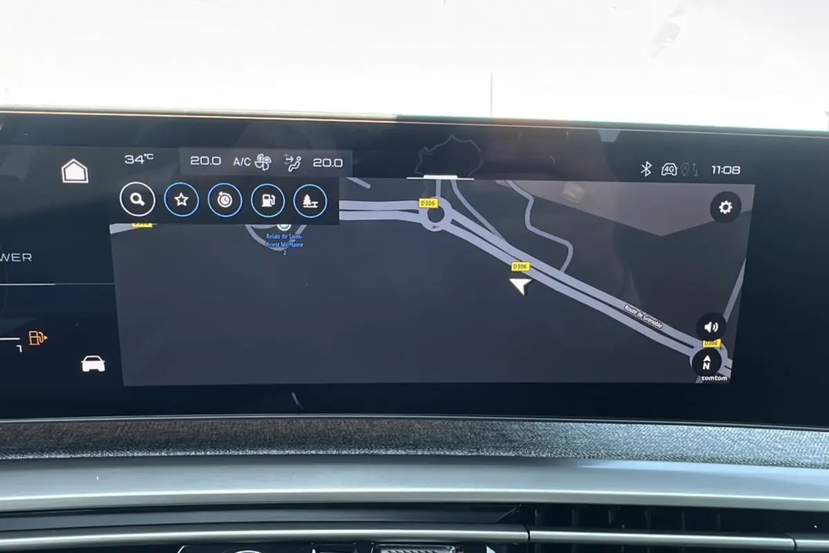 Écran de navigation intégré au tableau de bord du Peugeot 3008 Hybrid 2025 avec interface moderne et température affichée.