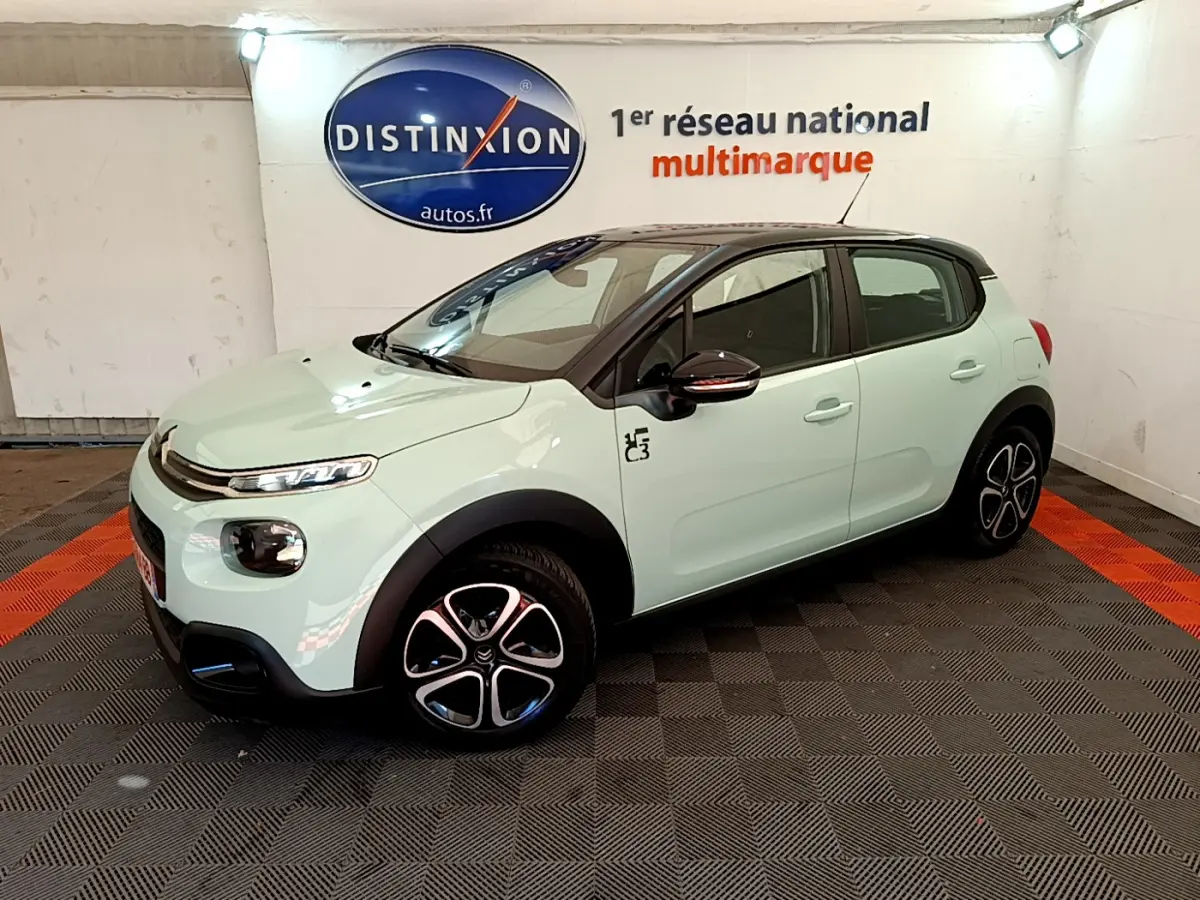 Citroën C3 PureTech 82 vert vue 3/4 avant droit, avec jantes alliage et toit noir contrasté.