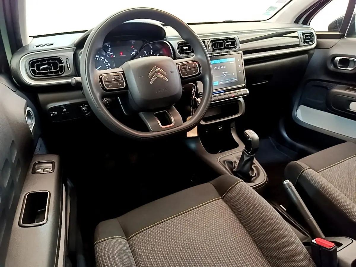 Intérieur de la Citroën C3 PureTech 82 2019, vue côté conducteur, tableau de bord noir avec écran tactile 7 pouces.