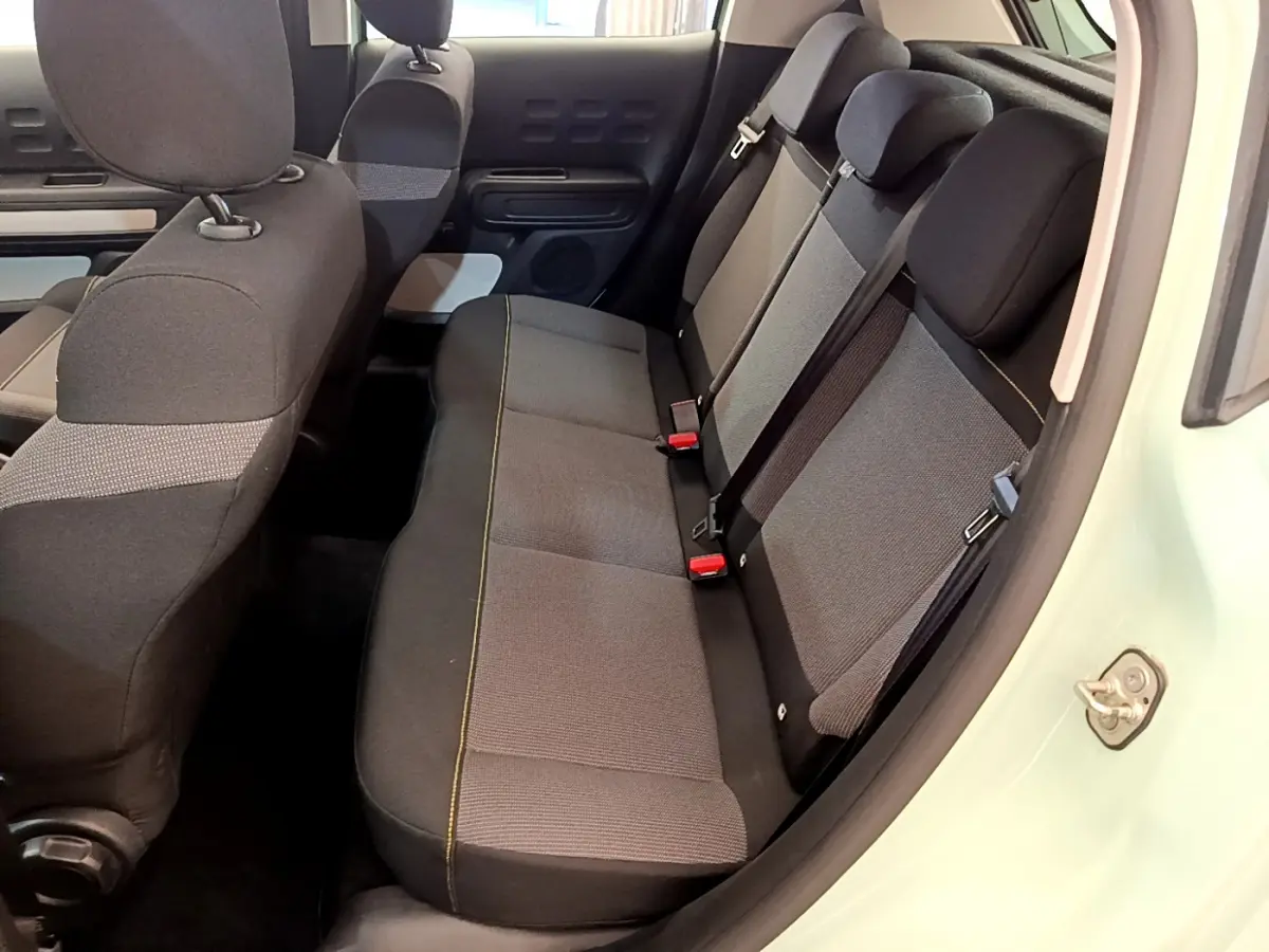 Banquette arrière en tissu gris et noir vue côté droit de la Citroën C3 PureTech 82 S&S BVM Graphic vert 2019.