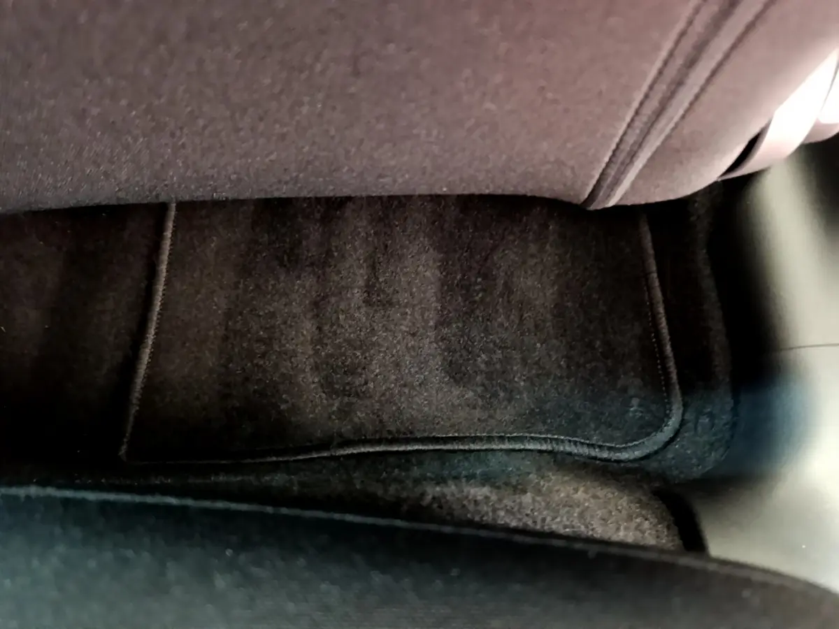 Moquette noire du plancher côté passager avant de la Citroën C3 PureTech 82 S&S BVM Graphic 2019.