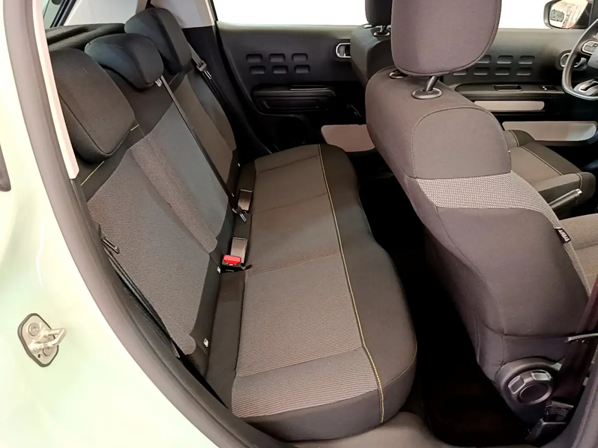 Vue intérieure côté gauche sur la banquette arrière noire et grise de la Citroën C3 PureTech 82 S&S BVM Graphic 2019.