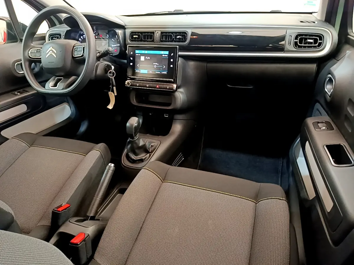 Intérieur avant du Citroën C3 PureTech 82 2019, vue du côté conducteur avec tableau de bord noir et écran tactile central.