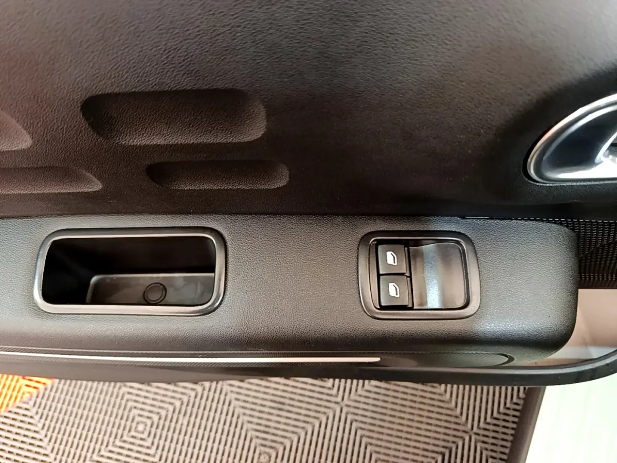 Gros plan sur la commande des vitres électriques côté conducteur de la Citroën C3 PureTech 82 S&S BVM Graphic 2019.