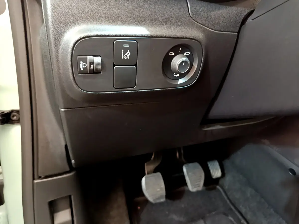 Détail des commandes d'éclairage et réglage des rétroviseurs côté gauche dans une Citroën C3 PureTech 2019.