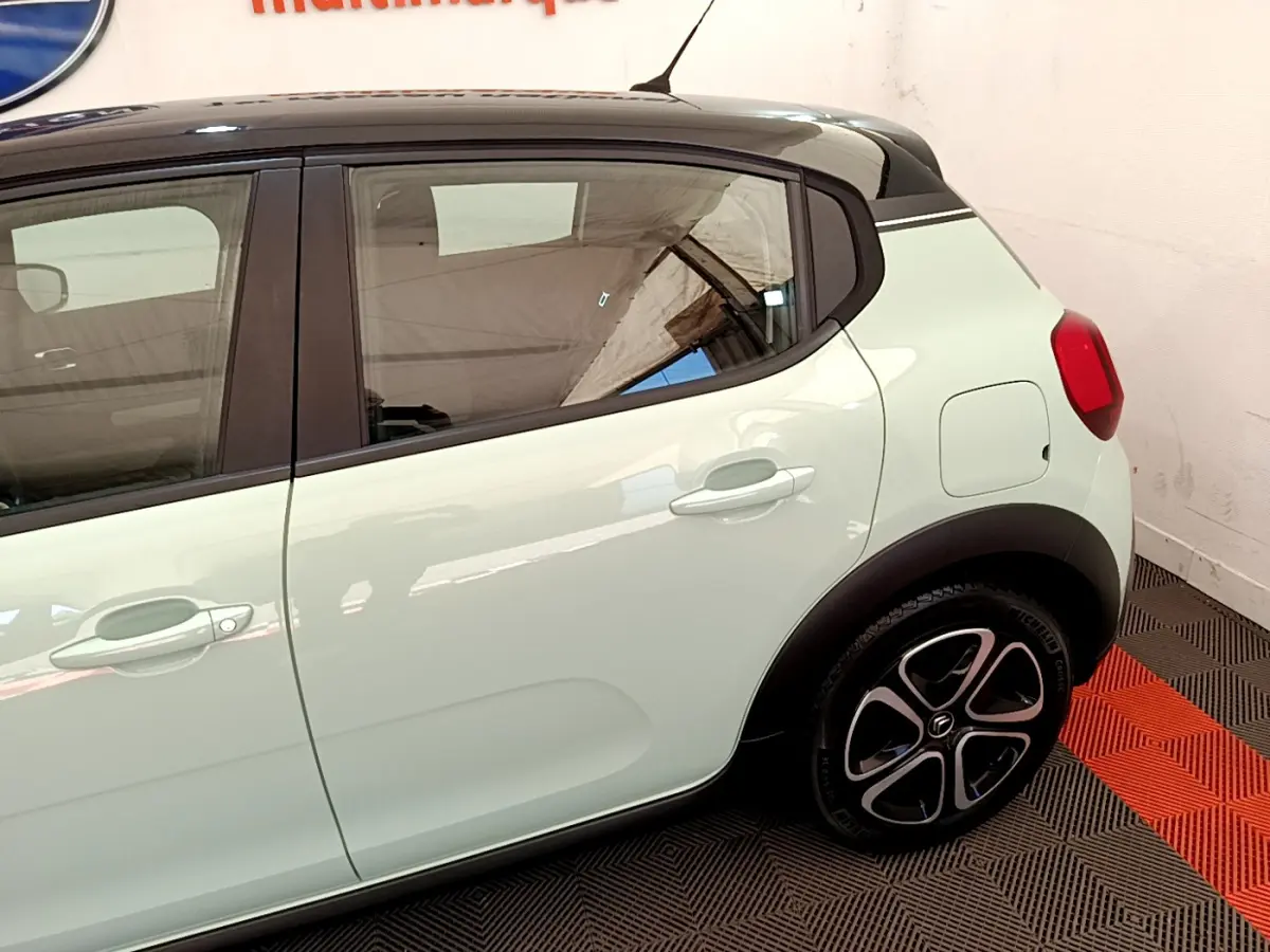 Vue latérale gauche d'une Citroën C3 2019 vert clair avec toit noir et jantes alliage distinctives.