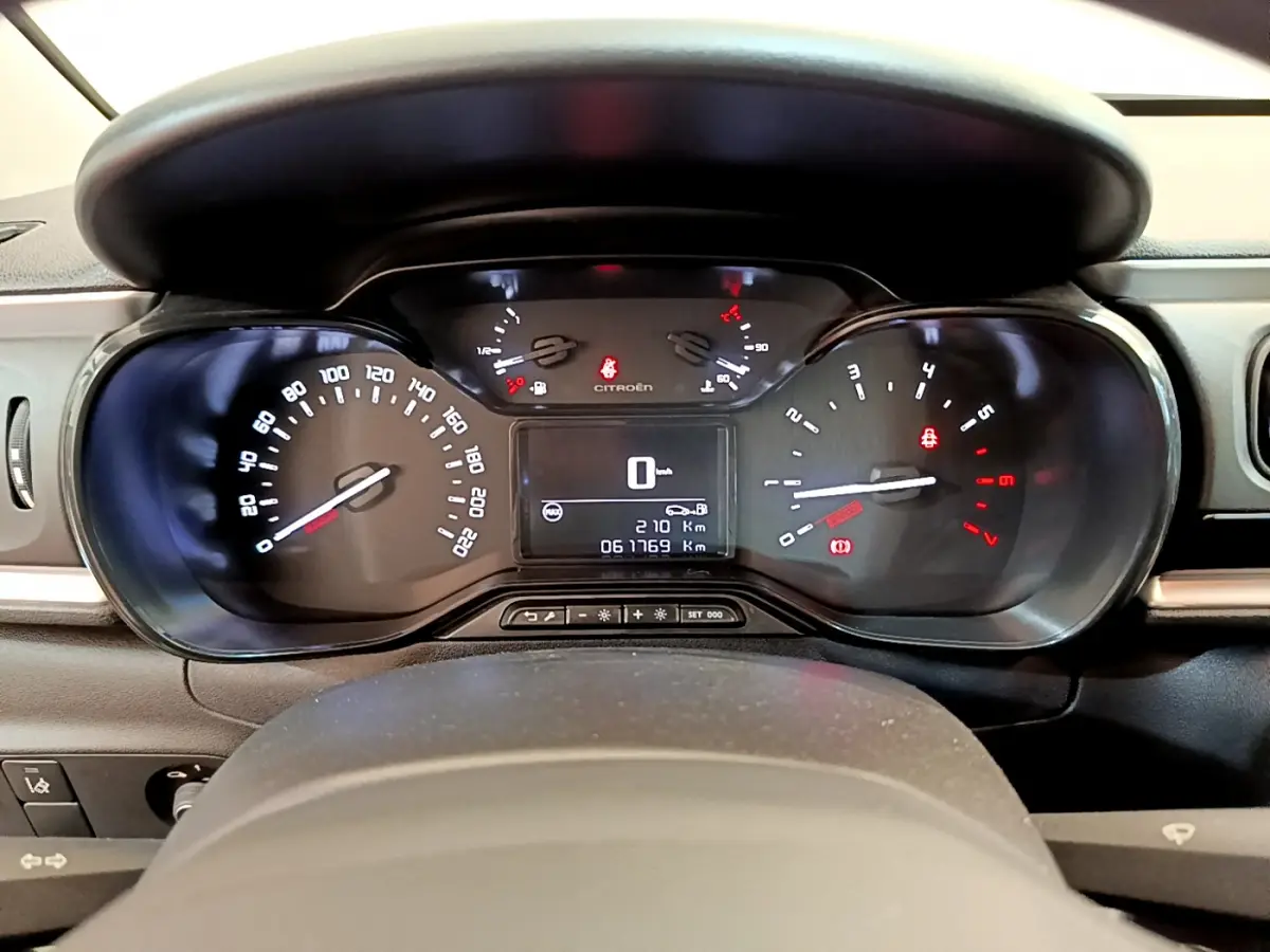 Tableau de bord de Citroën C3 PureTech 82 2019, vue frontale sur compteurs numériques et analogiques.