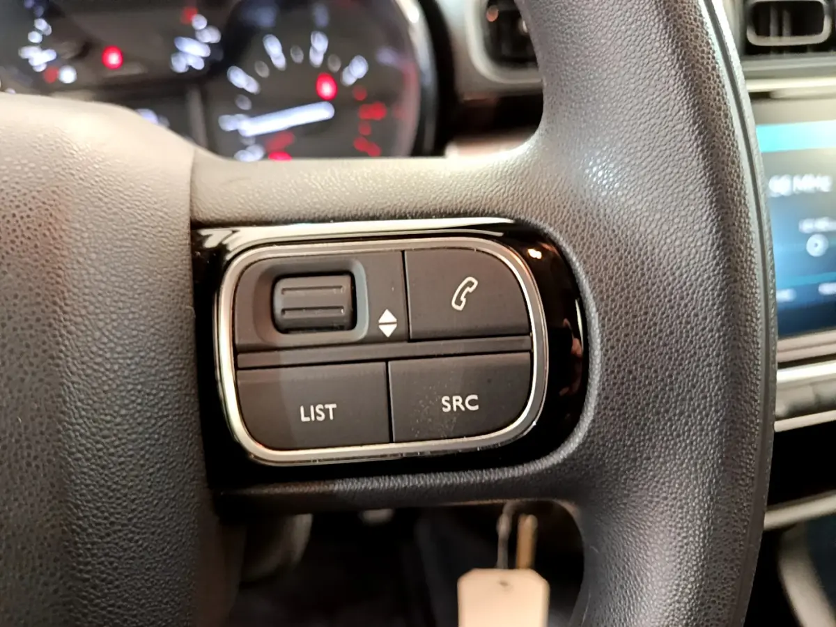 Gros plan sur les commandes gauche du volant noir du Citroën C3 PureTech 82 S&S BVM Graphic 2019.