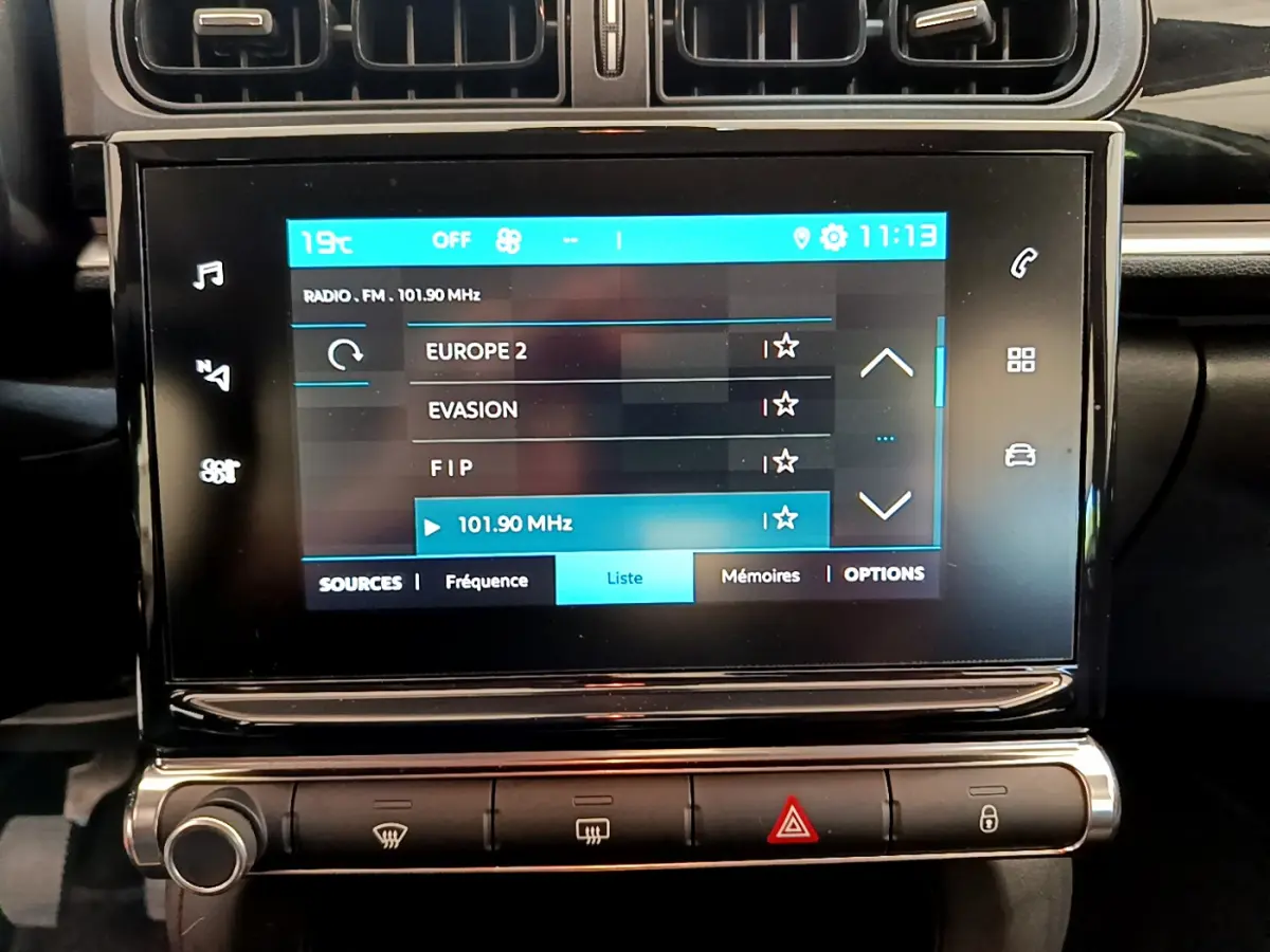 Écran tactile central affichant les stations radio dans l'habitacle d'une Citroën C3 2019 vert PureTech.