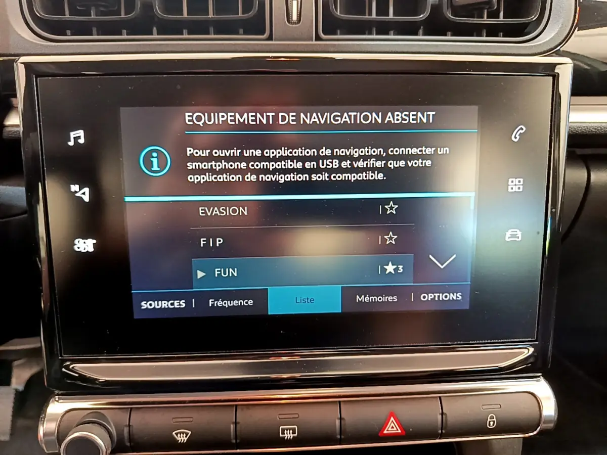 Écran tactile central de la Citroën C3 PureTech 2019 affichant un message d'absence de navigation.