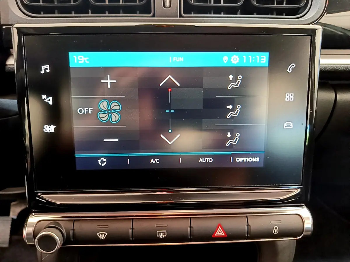 Écran tactile central de la Citroën C3 PureTech 82 vert montrant les réglages de climatisation à 19°C.