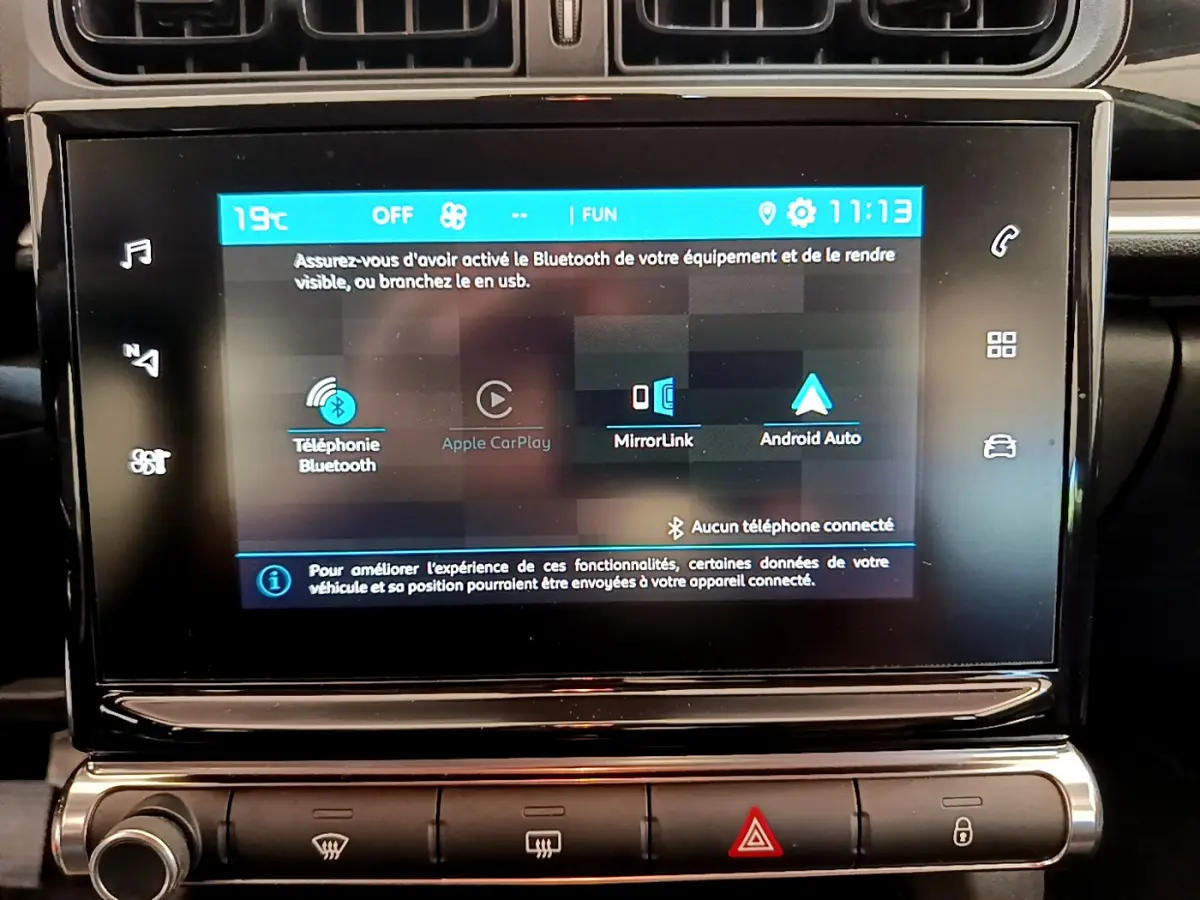 Écran tactile central de la Citroën C3 PureTech 82, affichant les options Bluetooth, Apple CarPlay et Android Auto.