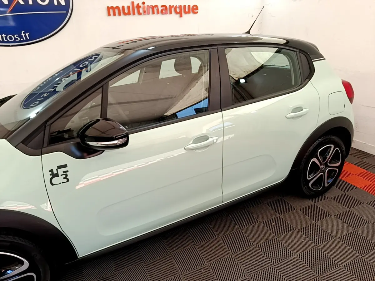 Profil côté gauche d'une Citroën C3 vert clair 2019 avec toit noir et jantes au design distinctif.