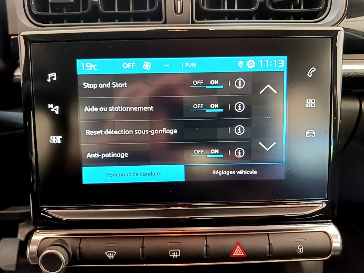 Écran tactile central de la Citroën C3 PureTech 82 affichant les réglages d’aide à la conduite.