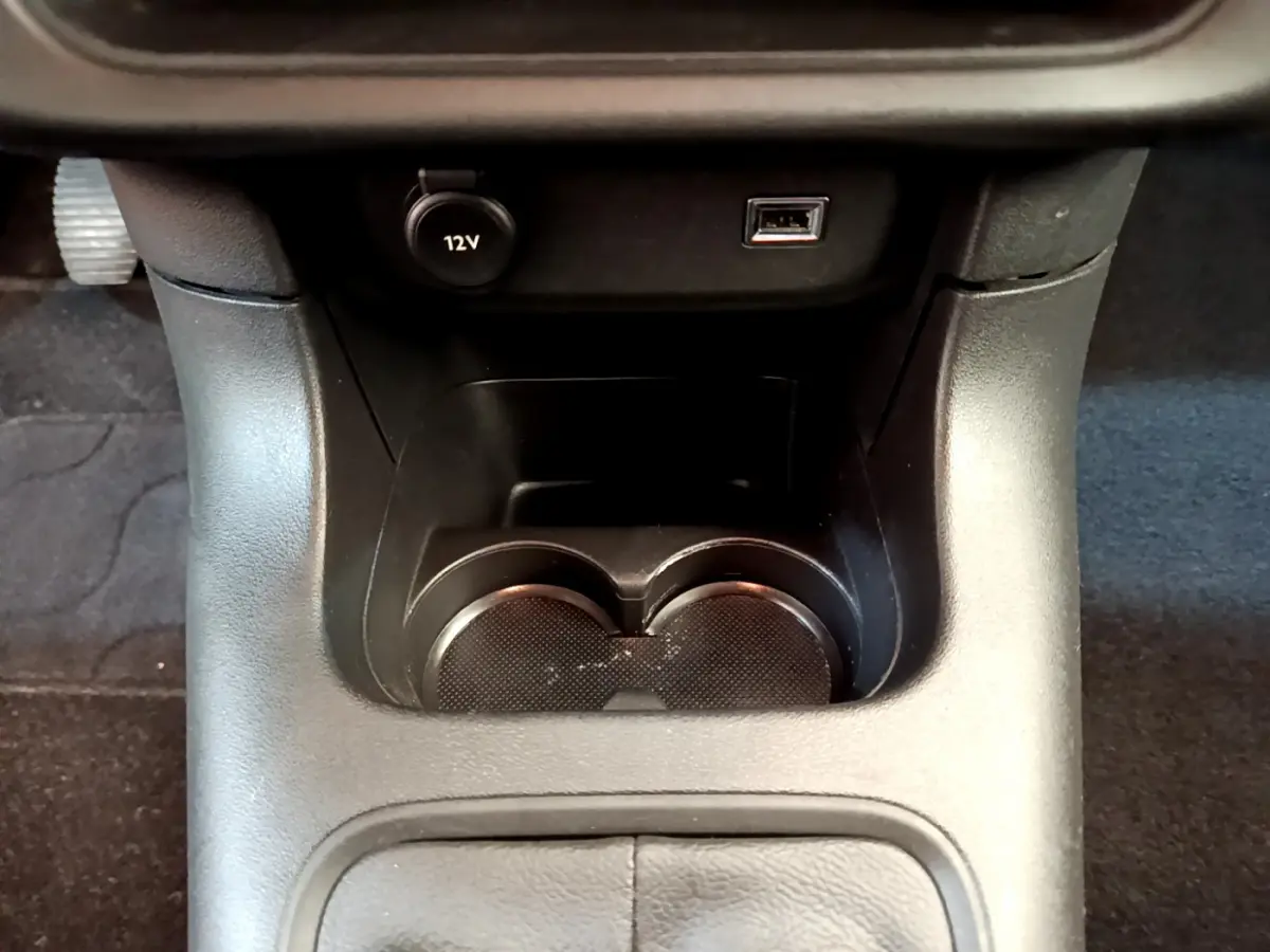 Gros plan sur la console centrale noire avec prise 12V et port USB de la Citroën C3 PureTech 2019.